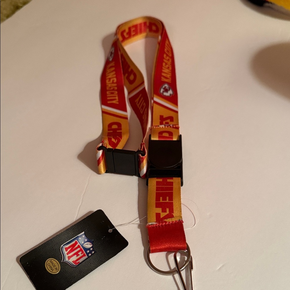 Kansas City Chiefs Red & Gold Fleece Throw Blanket + Fan Gear - Picture 5 of 15